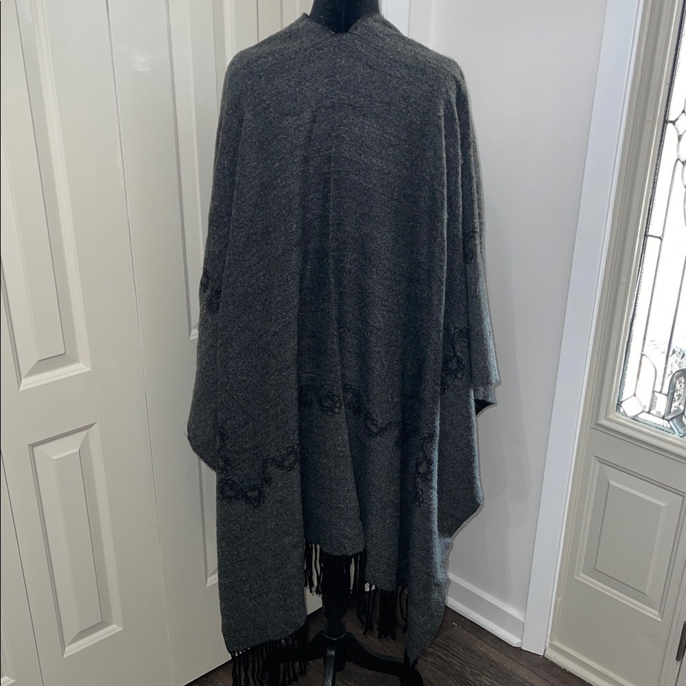 Women’s Reversible Black and Gray Fringe Poncho / Shawl Wrap - Picture 6 of 7